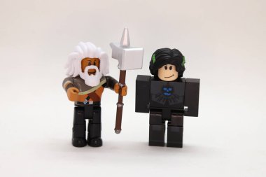 Plastik oyuncak figürleri, izole edilmiş beyaz arka planda Roblox video oyunundaki karakterler. İnsan karakterleri