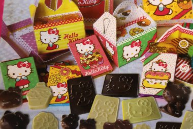 Hello Kitty figürleriyle çikolata ve bonbon yaratmak için ambalaj oyunu