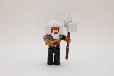 Plastik oyuncak figürleri, izole edilmiş beyaz arka planda Roblox video oyunundaki karakterler. Yaşlı savaşçı karakter..