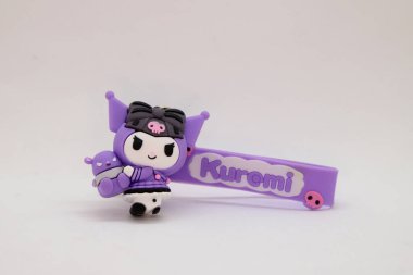 Anahtarlıkta Kuromi karakteri var. Hello Kitty serisinden bir karakter