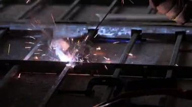 Bir endüstriyel işçinin kaynak yaparken yakın plan çekimi.