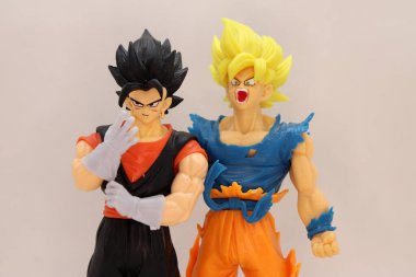 Vegetto ve Goku Süper Saiyan aksiyon figürlerinin yakın plan beyaz arka planda izole edilmiş hali.