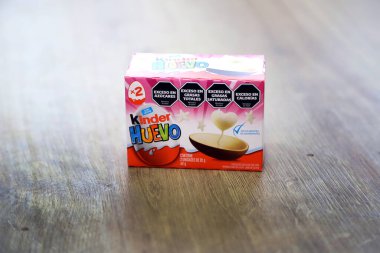 Çift kutu pembe ambalajlı Kinder yumurtası.