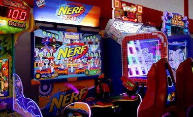 Elektronik hedef, elektronik oyun odasında Nerf silahlarıyla video oyunu oynuyor.