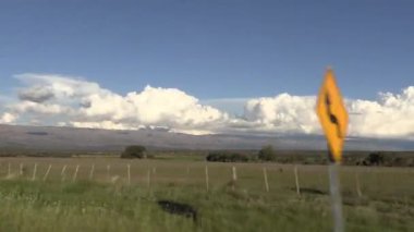 Yolculuk. Arjantin, Crdoba 'daki Sierra' ların manzarası, hareket halindeki bir araçtan çekildi.