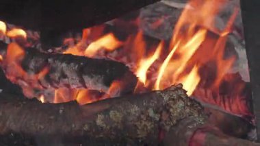 Ateşle. Odun sobasında bacakları olan demir tencere. Ahşap soba