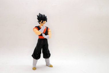 Beyaz arka planda vejetaryen oyuncak figürü. Ejder Topu Füzyonu