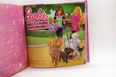 İspanyolca çocuk masalı. Barbie ailesi ve evcil hayvanlarıyla birlikte.