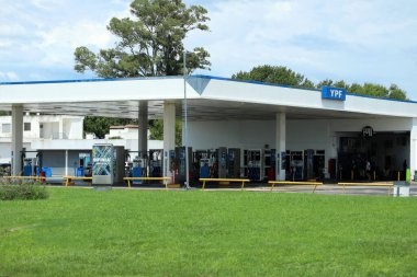 Arjantin kırsalındaki YPF servis istasyonu önünde yeşil çimenler