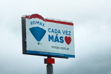 Remax emlak şirketinin İspanyolca reklam panosu.