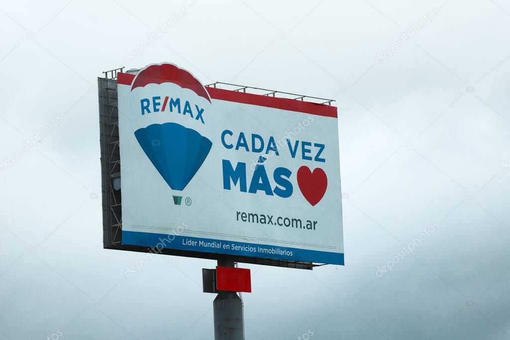 Spanish-language roadside billboard for the real estate company Remax