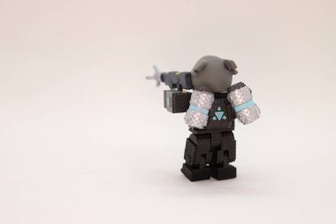 Plastik oyuncak figürleri, izole edilmiş beyaz arka planda Roblox video oyunundaki karakterler. Robot astronot 
