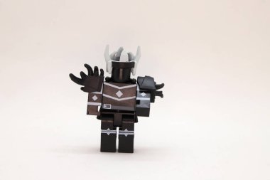 İzole edilmiş beyaz arkaplanı olan Roblox karakter figürü oyuncağı