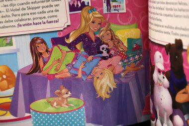 İspanyolca çocuk masalı. Barbie ailesi ve evcil hayvanlarıyla birlikte.