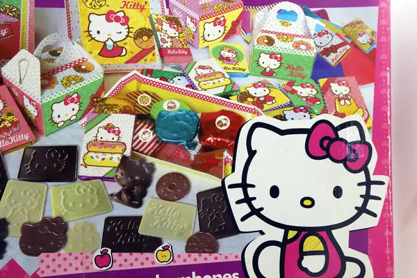Hello Kitty figürleriyle çikolata ve bonbon yaratmak için ambalaj oyunu