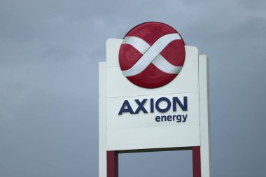 Hava bulutlu Axion yakıt istasyonu güzergahı işareti