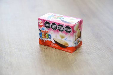 Çift kutu pembe ambalajlı Kinder yumurtası.