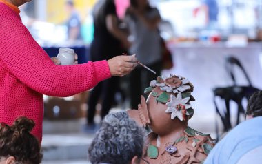 Seramik ve resim derslerinde yaşlı kadınlar