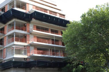 İnşaat devam ediyor. Korkuluklar ve güvenlik bantları var.