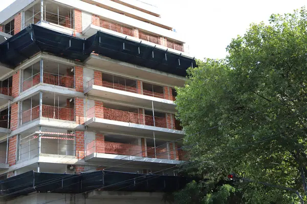 İnşaat devam ediyor. Korkuluklar ve güvenlik bantları var.