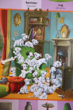 Disney 101 Dalmaçyalıları filmindeki köpek yavrularının resimlerinin olduğu iki dilli İngilizce-İspanyolca sözlük