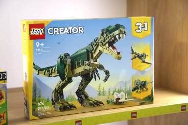 Lego Yaratıcı T. Rex 'in kutusunun 3' te 3 'ü bir mağazada sergileniyor.