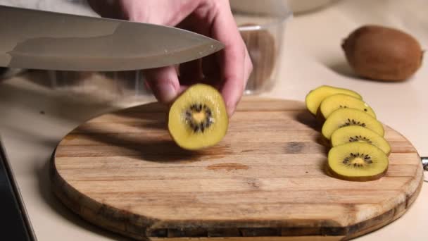 Cortar Kiwi Rodajas Las Manos Persona Irreconocible Cortan Fruta Kiwi — Vídeo de stock