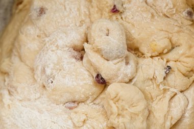 Kuru üzümlü hamur. Paskalya pastası için hazırlık. Manzarayı kapat. Doğu Avrupa 'da Ortodoks Paskalyası.