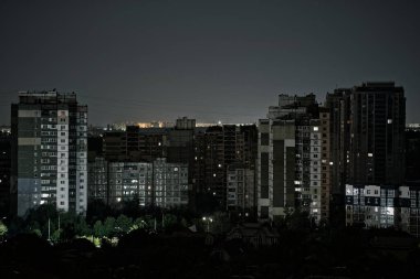 Kyiv, Ukrayna - 05.15.2024. Gece elektrik kesintisi sırasında paneldeki konut binalarına bakın. Kyiv, Ukrayna. Rus füze saldırılarından sonra ortaya çıkan sonuçlar. Elektrik kesintisi..