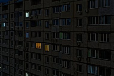 Kyiv, Ukrayna - 05.15.2024 Gece elektrik kesintisi sırasında bir panelin yerleşim binasına bakın. Daire çok katlı. Rusya 'nın füze saldırısından sonraki sonuçlar.