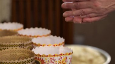 Kadınların elleri hamuru şekillendirir ve tatlı hamur işleri için kalıba koyar. Ev yapımı Paskalya pastası hazırlama, çalışma süreci.