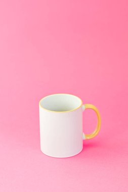Kahve, pembe arka planda çay seramik bardağı. Beyaz kupa çerçevede. Ayrı bir stüdyo fotoğrafı..