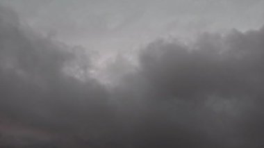 Fırtınalı gökyüzü ve gri bulutlar hızla geçiyor. Güçlü rüzgar. Yağmurdan önce. Fırtınalı hava.
