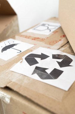 Teslimat için karton paket. Karton kutular paketlenmiş. Geri dönüşüm sembolü, şemsiye sembolü, kutularda yiyecek güvenli sembolü. İzole edilmiş. Soyut arkaplan, duvar kağıdı. Teslimat konsepti