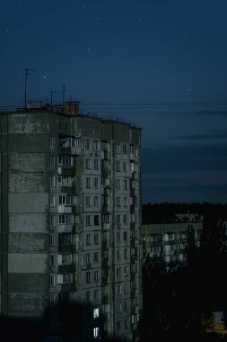 Kyiv, Ukrayna - 06.24.2024: Elektrik kesintisi sırasında paneldeki konut binaları. Gece elektrik kesintisi sırasında paneldeki konut binalarına bakın. Gece Şehri silüeti. Elektrik kesintisi..