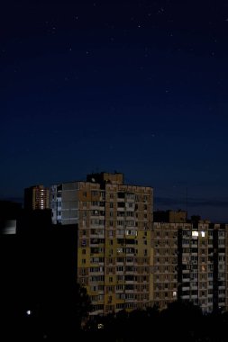 Kyiv, Ukrayna - 06.24.2024: Elektrik kesintisi sırasında paneldeki konut binaları. Gece elektrik kesintisi sırasında paneldeki konut binalarına bakın. Gece Şehri silüeti. Elektrik kesintisi..