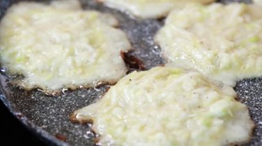 Tabağında yağ fışkıran bir tabakta kabaklı gözleme yapmak. Ev konseptinde aşçılık.