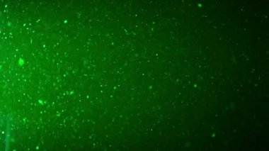 Koyu mavi ve yeşil parıltılı soyut su arka planı. Suda parlayan toz parçacıklarını kaotik bir şekilde hareket ettiriyor. Suyun içinde renk karışımı. Suyun altında parla. Macro dünyası. Kalıplı. Boşluk etkisi