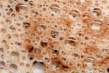  Sütlü sütlü kahve köpüklü yüzeyde köpükler. Kahve köpüğünün detaylı dokusu. Soyut arkaplan, duvar kağıdı