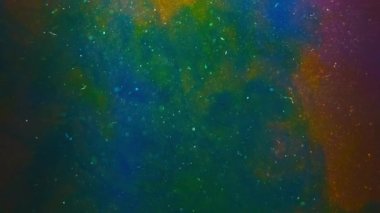 Koyu mavi ve yeşil parıltılı soyut su arka planı. Suda parlayan toz parçacıklarını kaotik bir şekilde hareket ettiriyor. Suyun içinde renk karışımı. Suyun altında parla. Macro dünyası. Kalıplı. Boşluk etkisi