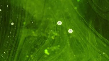 Soyut su arka planı. Sıvı akışı sıçradı. Köpüklü su şelaleleri. Yeşil sıvı. Su hareketi. Desenli. 