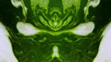 Soyut sıvı arkaplan. Sudaki kabarcıklar yansıdı. Yansımalı etki. Yeşil renkli. Psikedelik etkisi. 