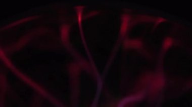 Plazma lambasından çıkan elektrik plazma yıldırımıyla soyut bir arkaplan. Manzarayı kapat. Bilim kurgu ya da bilim konsepti