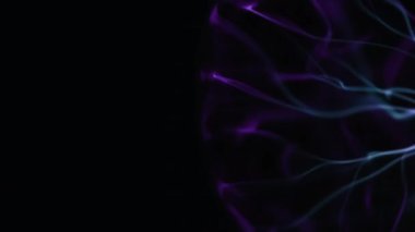 Plazma lambasından çıkan mor elektrik plazma yıldırımı ile soyut bir arkaplan. Manzarayı kapat. Bilim kurgu ya da bilim konsepti