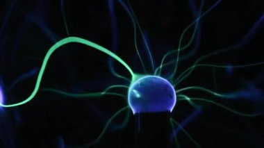 Plazma lambasından mavi elektrik plazma küresi ile soyut arkaplan. Manzarayı kapat. Bilim kurgu ya da bilim konsepti