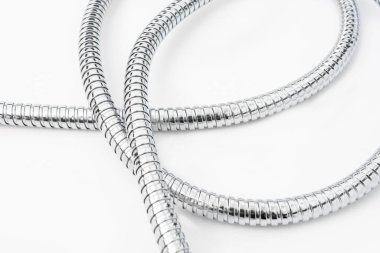 Ilver hortumlu duş aldı. Beyaz arka planda izole edilmiş. Banyo duş musluğu..