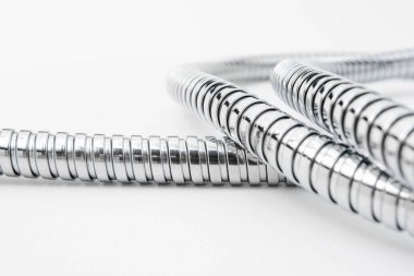 Ilver hortumlu duş aldı. Beyaz arka planda izole edilmiş. Banyo duş musluğu..