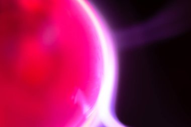 Plazma lambasından kırmızı elektrik plazma küresi ile soyut arkaplan. Manzarayı kapat. Bilim kurgu ya da bilim konsepti