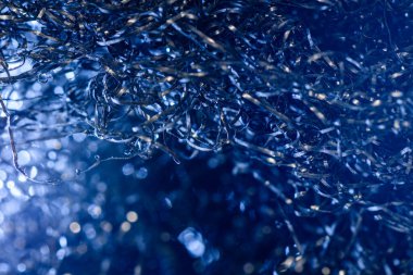 Soyut metal arka plan. Karışık bir metal tel ya da çelik yün yığınına yakın çekim. Parlak, gümüş ipliklerin ilgi çekici ve kaotik yapısı. Karmaşıklık, sanayi konsepti.