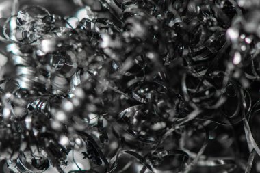 Soyut metal arka plan. Karışık bir metal tel ya da çelik yün yığınına yakın çekim. Parlak, gümüş ipliklerin ilgi çekici ve kaotik yapısı. Karmaşıklık, sanayi konsepti.